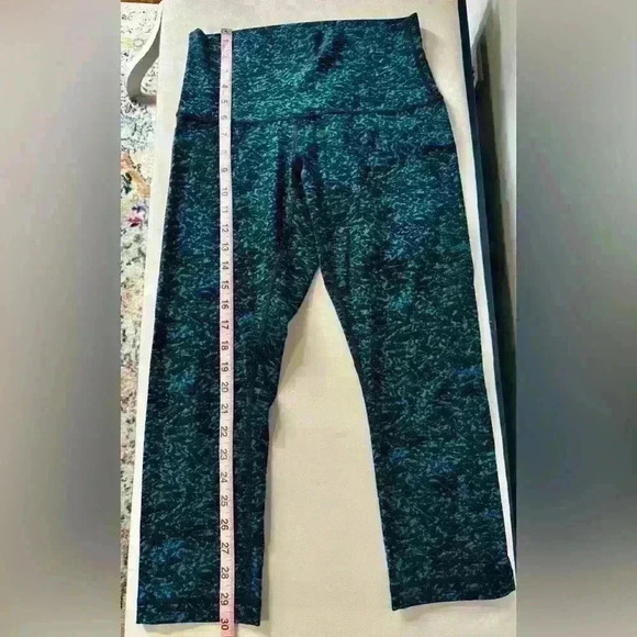 Lululemon Wunder Under Crop (Hi-Rise) (21")
Iced Wave Capri Black/Blue, Size 8 - Picture 3 of 7